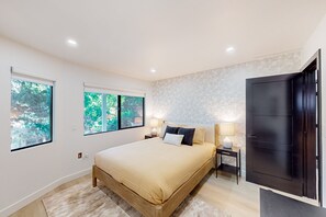 3 bedrooms, iron/ironing board, internet, bed sheets - Dog-friendly home with beautiful views, large deck, smart TVs & lake access (Lake Arrowhead)