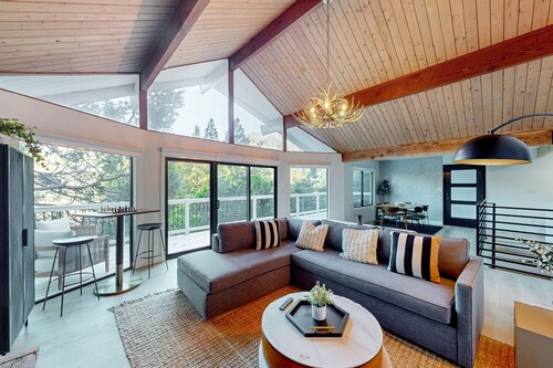 Dog-friendly home with beautiful views, large deck, smart TVs & lake access