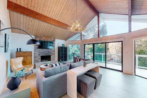 Dog-friendly home with beautiful views, large deck, smart TVs & lake access