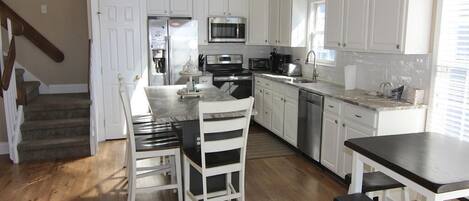 雪櫃、微波爐、焗爐、爐具