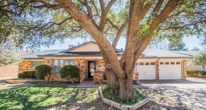 3BR 2BA HotTub firepit & Game room Quiet Neighborhood near shopping Entire house