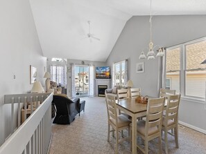 Televisie, een open haard en een dvd-speler