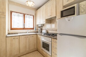 Fridge, microwave, oven, toaster - Carboneres 46.1 - Apartment with terrace and views (Llança)