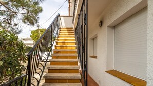 Eine Treppe mit Handlauf führt zu einer Garagentür.
