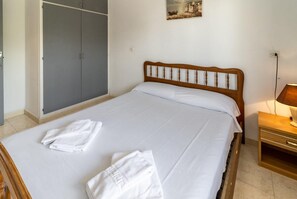 2 bedrooms, iron/ironing board, bed sheets