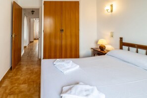 2 slaapkamers, een strijkplank/strijkijzer, beddengoed