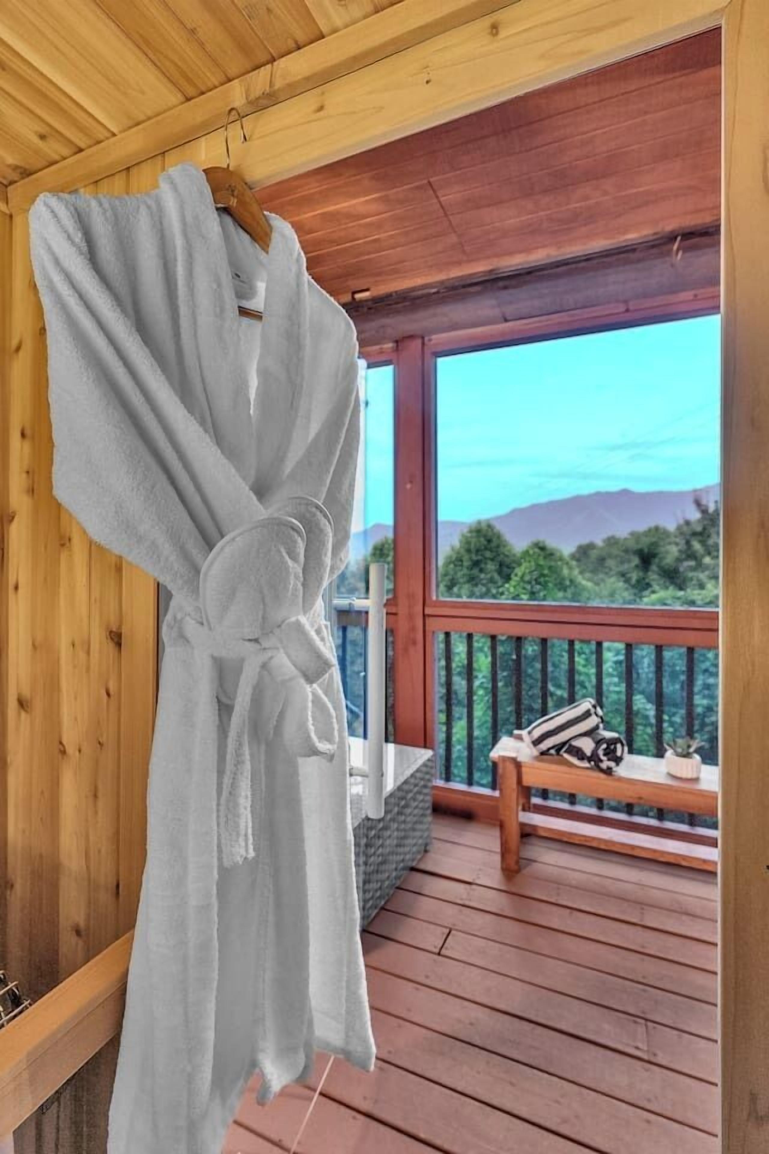 Una cabaña de madera con balcón que da a un paisaje montañoso.