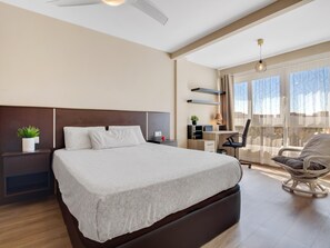 1 dormitorio, tabla de planchar con plancha, Internet y ropa de cama