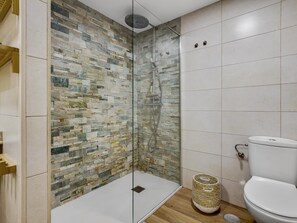 Bruser, hårtørrer, håndklæder, Shampoo