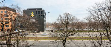 A building with a prominent coat of arms and the text "WARSZAWSKIE TOJNYKOWY WNUKI W NAKOJE."