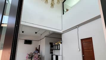 Habitació estàndard, 1 llit de matrimoni gran | Sala d'estar | Televisor intel·ligent de 43 polzades amb canals per cable
