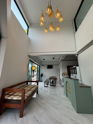 43–tuumainen äly-TV, jossa kaapelikanavat