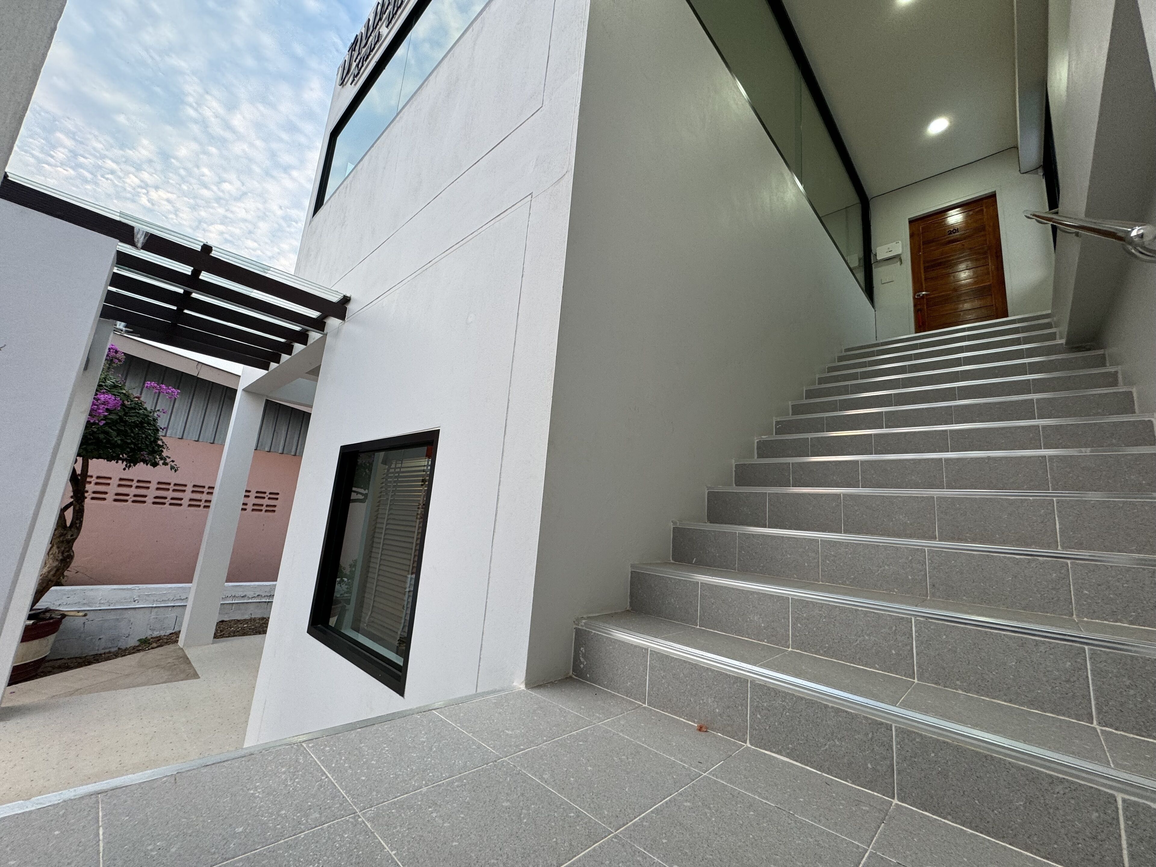 Vista frontal de la propiedad