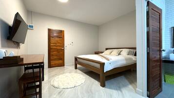 Kamar Standar, 1 Tempat Tidur King, Bebas Asap Rokok, pemandangan kebun | 1 kamar tidur, seprai premium, meja kerja, dan seprai linen