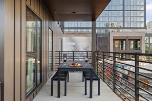 Outdoor dining - Hyve -Tropical Peach -Walk to Broadway - Pool&Gym! (Nashville)