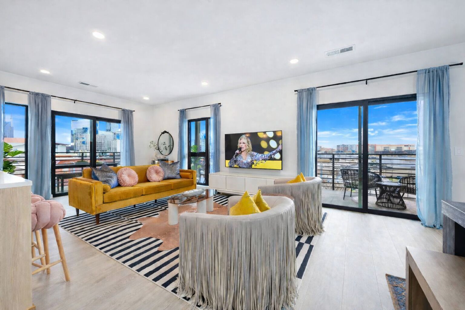 Smart-TV, peis, bordtennis og bøker