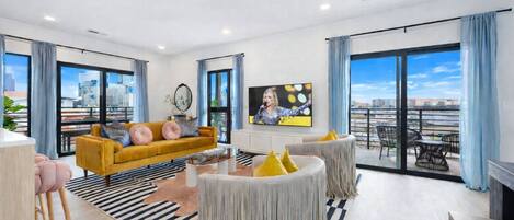 Téléviseur connecté, foyer, table de ping-pong, livres