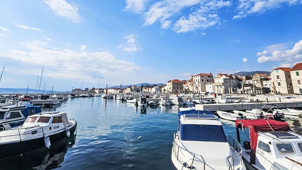A marina with boats docked, a clear sky, and buildings in the background. - Apartment M&M 1 by Interhome (Kaštela)