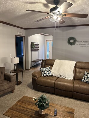 Living area - Cozy 3 bedroom lake cottage (Murray)