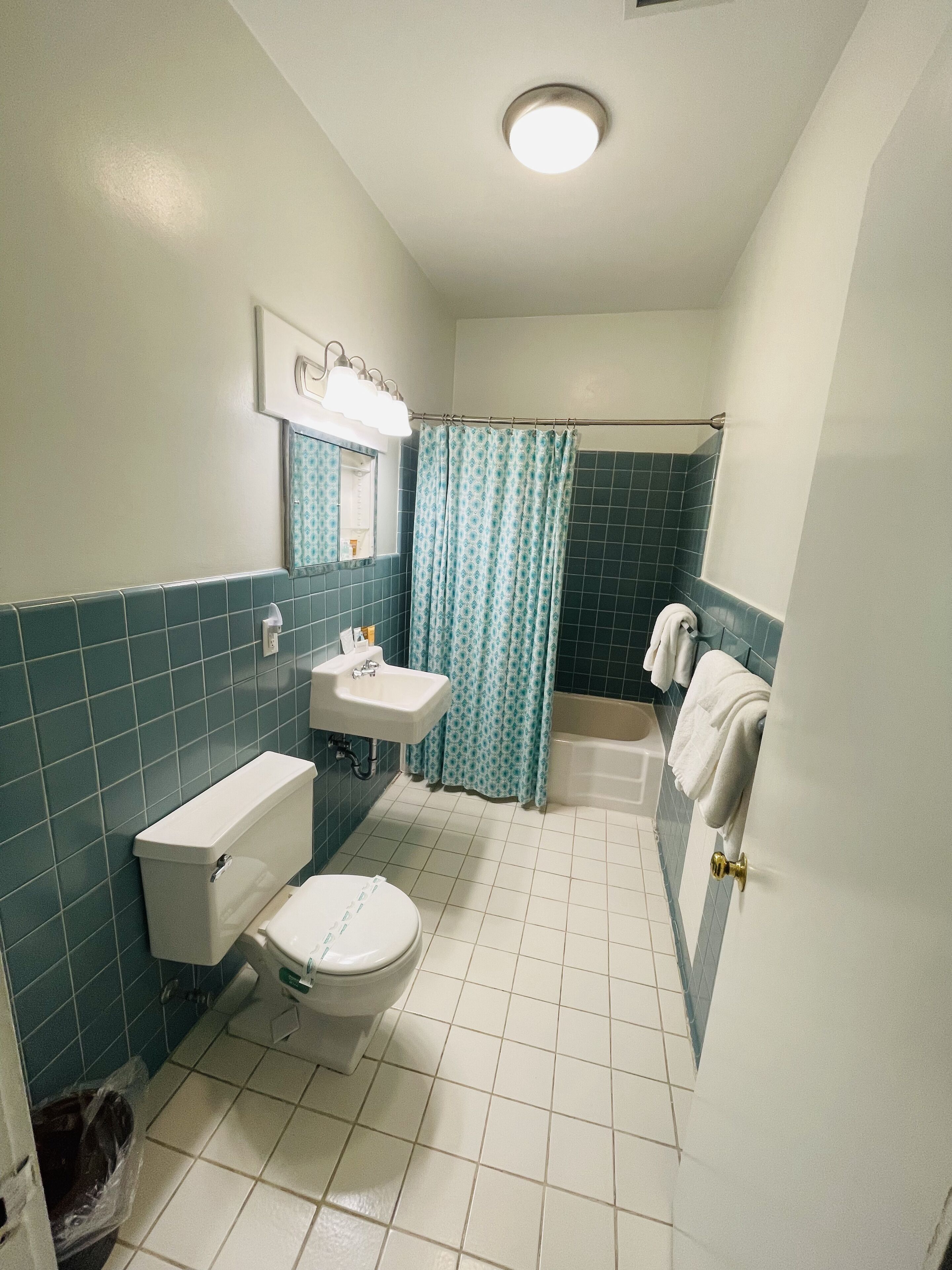 A bathroom with a toilet, sink, and bathtub.