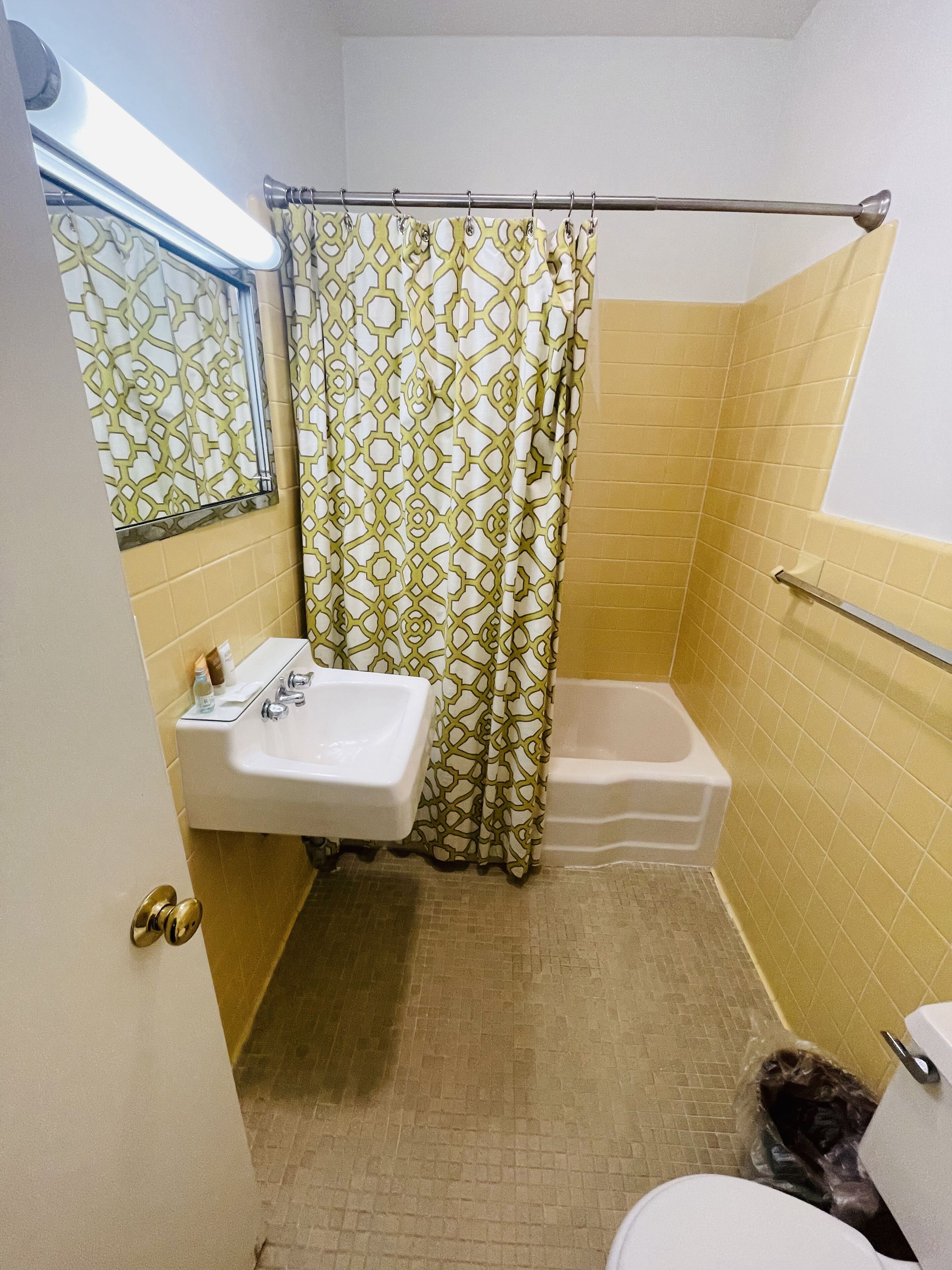 Une salle de bain équipée d’un lavabo, d’une baignoire et d’un rideau de douche.