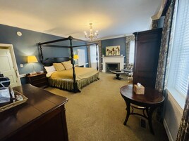 Luxury Room | Individually decorated, individually furnished, blackout drapes