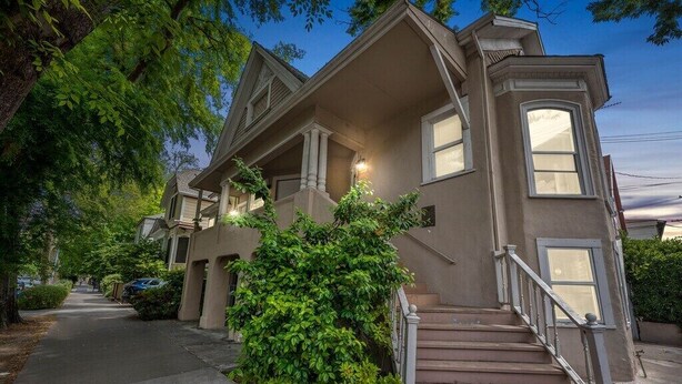 A two-story house with a front porch, a staircase leading to the entrance, and a well-maintained garden. - XL Sacramento Studio Midtown Downtown NEWLY Renovated - Work Play Stay (Sacramento)