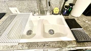 Regadera, secadora de cabello, toallas, jabón