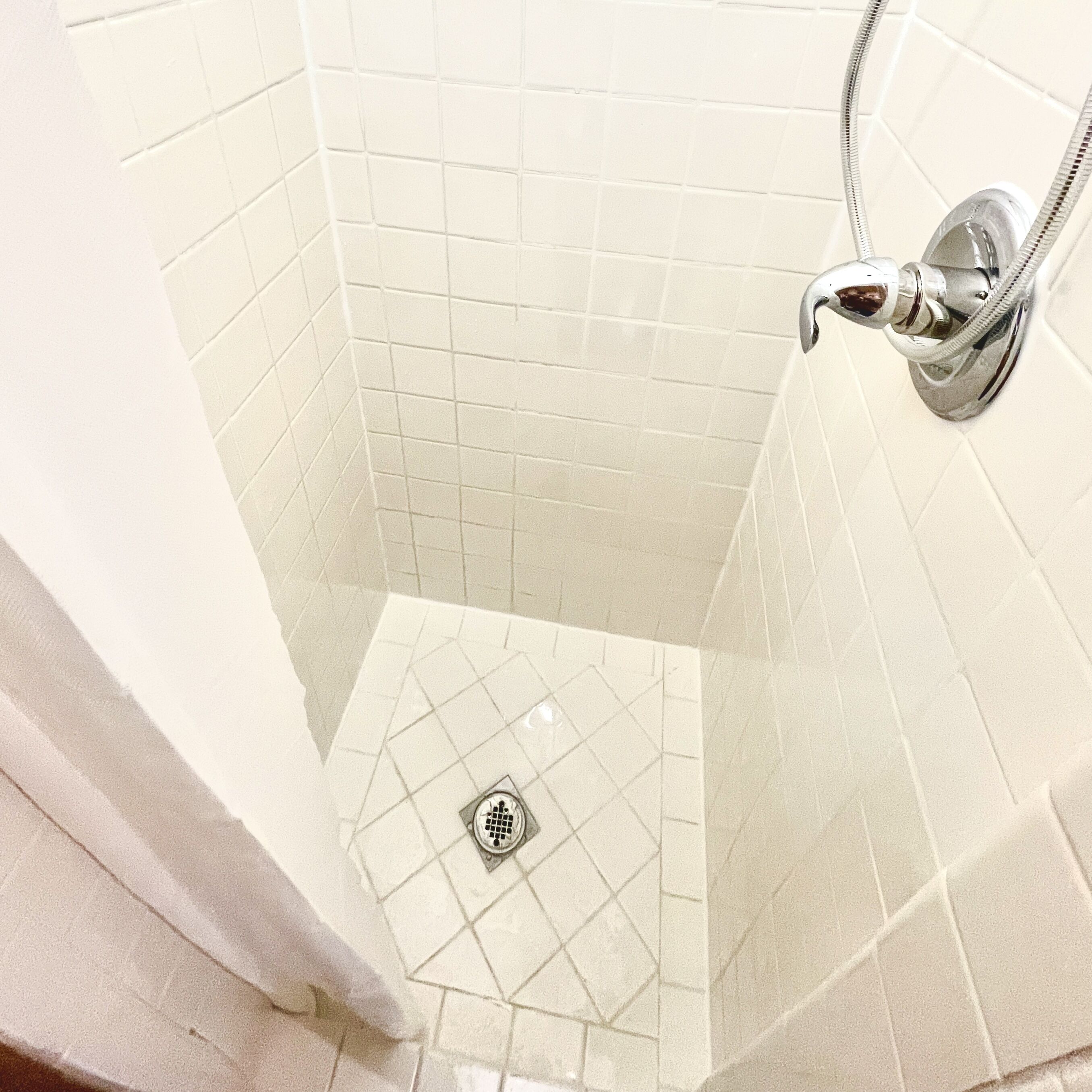 Ducha, secador de pelo, toallas, jabón