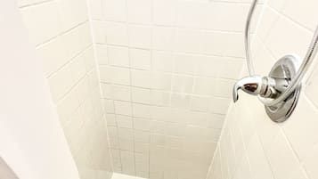 Ducha, secador de pelo, toallas, jabón