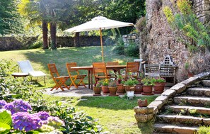 Outdoor dining - Maison De Charme Dans Le (Brech)