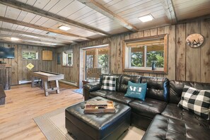 Smart TV, fireplace, video games, offices - VT escape for all occasions w/ New Kitchen, Game Rooms, Media Lounge, Chimney Hill Clubhouse Access! (Wilmington)