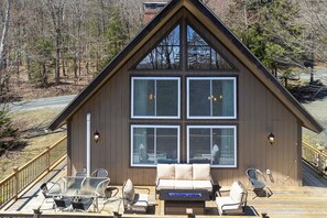 Outdoor dining - VT escape for all occasions w/ New Kitchen, Game Rooms, Media Lounge, Chimney Hill Clubhouse Access! (Wilmington)