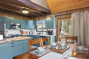 Fridge, microwave, oven, stovetop - VT escape for all occasions w/ New Kitchen, Game Rooms, Media Lounge, Chimney Hill Clubhouse Access! (Wilmington)