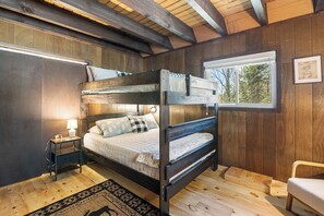 3 bedrooms, desk, free WiFi, bed sheets - VT escape for all occasions w/ New Kitchen, Game Rooms, Media Lounge, Chimney Hill Clubhouse Access! (Wilmington)