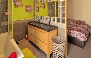 Shower - Nice home in Maillane with WiFi (Maillane)