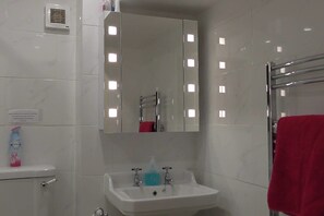 シャワー、ヘアドライヤー、タオル