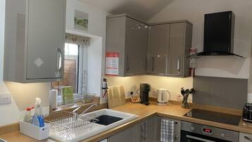 Jääkaappi, mikroaaltouuni, uuni, liesi