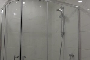 Shower, hair dryer, towels - Little Owls Nest - 2 Bed - Pet Friendly w Field (Wisbech)