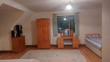 5 bedrooms, travel cot, WiFi, bed sheets