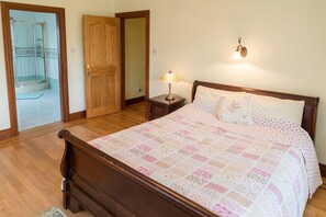 5 chambres, lit de bébé portatif, Wi-Fi, literie fournie