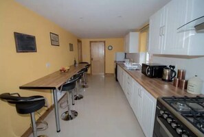 Jääkaappi, uuni, liesi, syöttötuoli