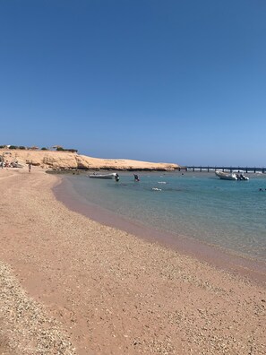 Beach nearby - 3-Bed Sleeps 6 with Sea View & Free Parking (Hurghada, Red Sea)