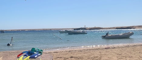 بالقرب من الشاطئ