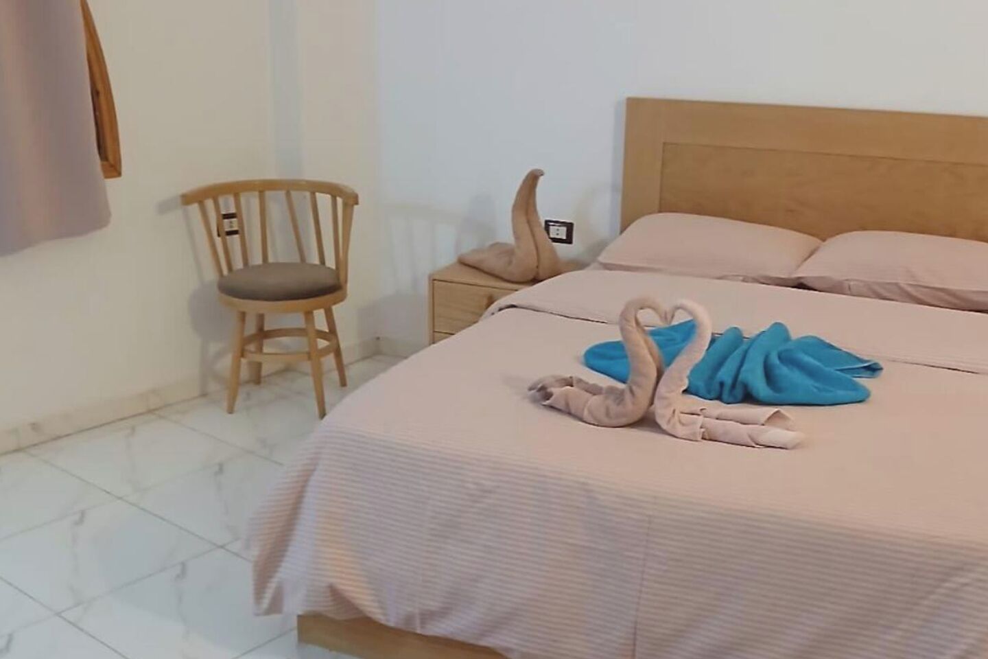 3 habitaciones, tabla de planchar con plancha, wifi y ropa de cama 