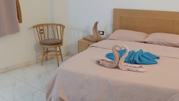 3 habitaciones, tabla de planchar con plancha, wifi y ropa de cama