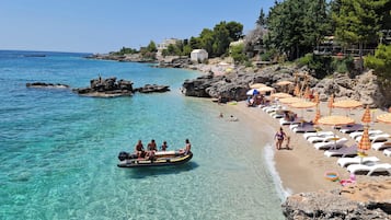 Una spiaggia nelle vicinanze