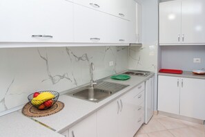 Refrigerador, microondas, horno, placa de cocina
