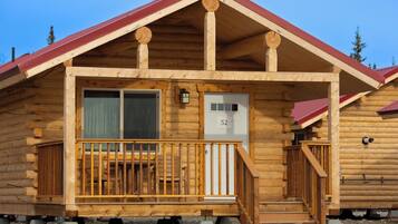 Deluxe Cabin | Blackout drapes, free WiFi, bed sheets