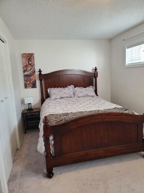 2 bedrooms, WiFi, bed sheets - Den of Zen, a cozy 2 bedroom suite (Calgary)